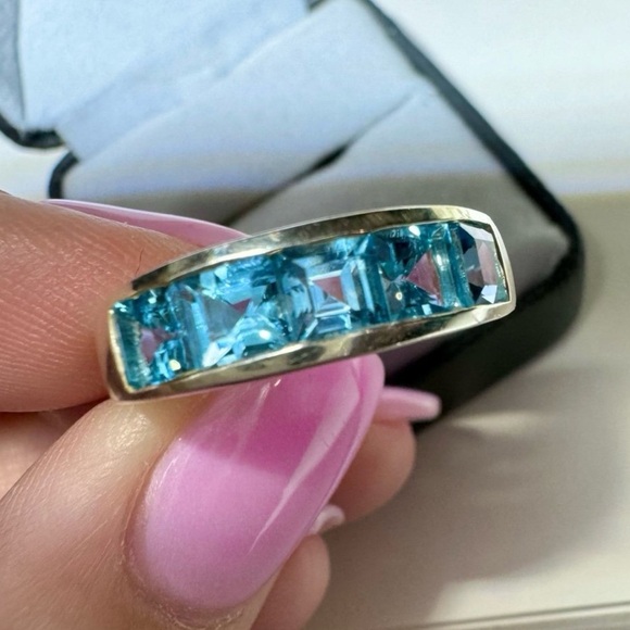 Vintage Princess cut Blue Topaz Raised band ring. Size about an 8 - Picture 2 of 16